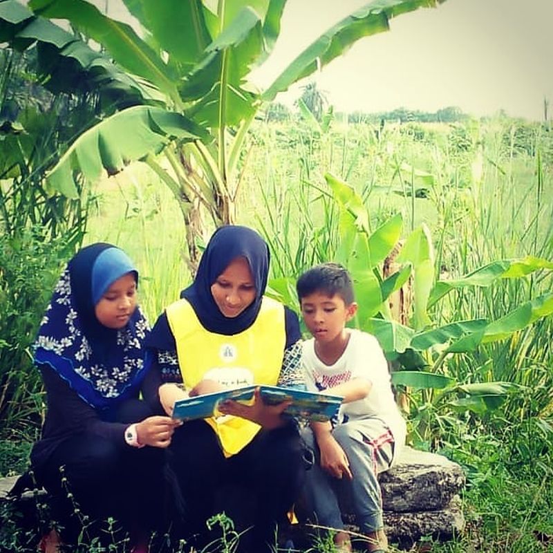 A volunteer takes part in the National Libraryu00e2u20acu2122s Read Me a Book campaign. u00e2u20acu201d Picture via Instagramnn