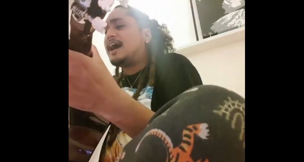 Malaysian K-Town Clan's rapper, Roshan Jamrock singing to song Relaku Pujuk by Malaysian band, Spider. u00e2u20acu201d Screenshot via Facebook/Roshan Jamrock