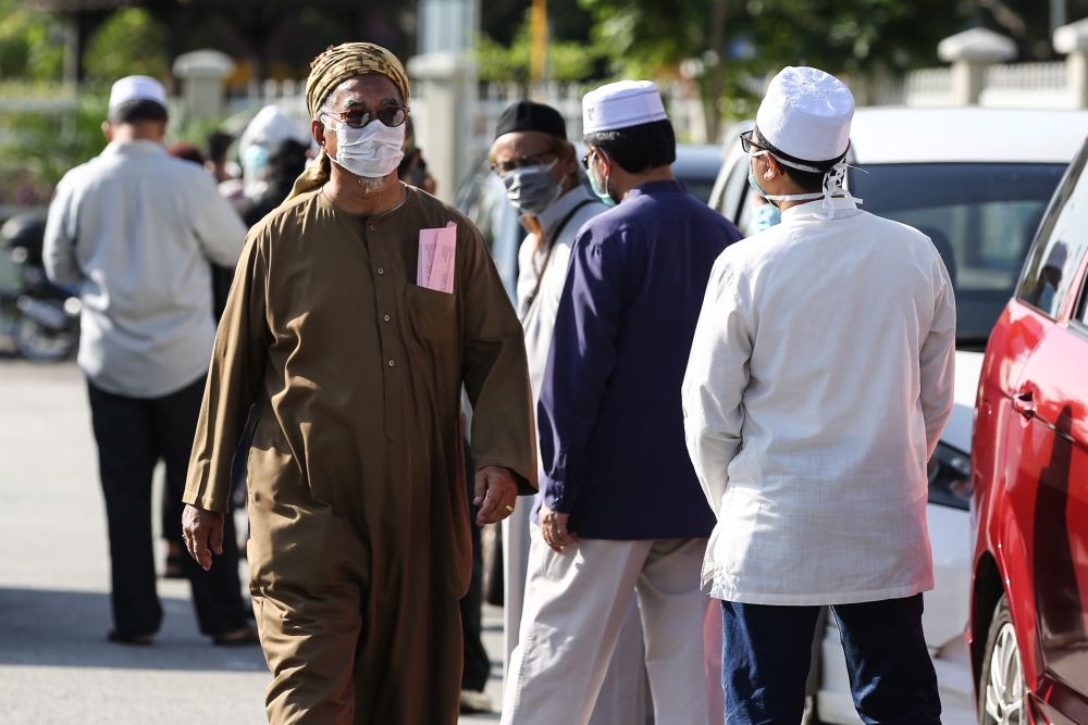 Malaysian Muslims queue in front of the Section 7 Mosque to be tested for Covid-19 in Shah Alam March 26, 2020. u00e2u20acu201d Picture by Yusof Mat Isa