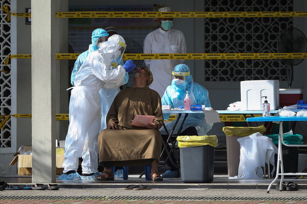 Health workers test members of the public for Covid-19 at the Section 7 Mosque in Shah Alam March 26, 2020. u00e2u20acu201d Picture by Yusof Mat Isa