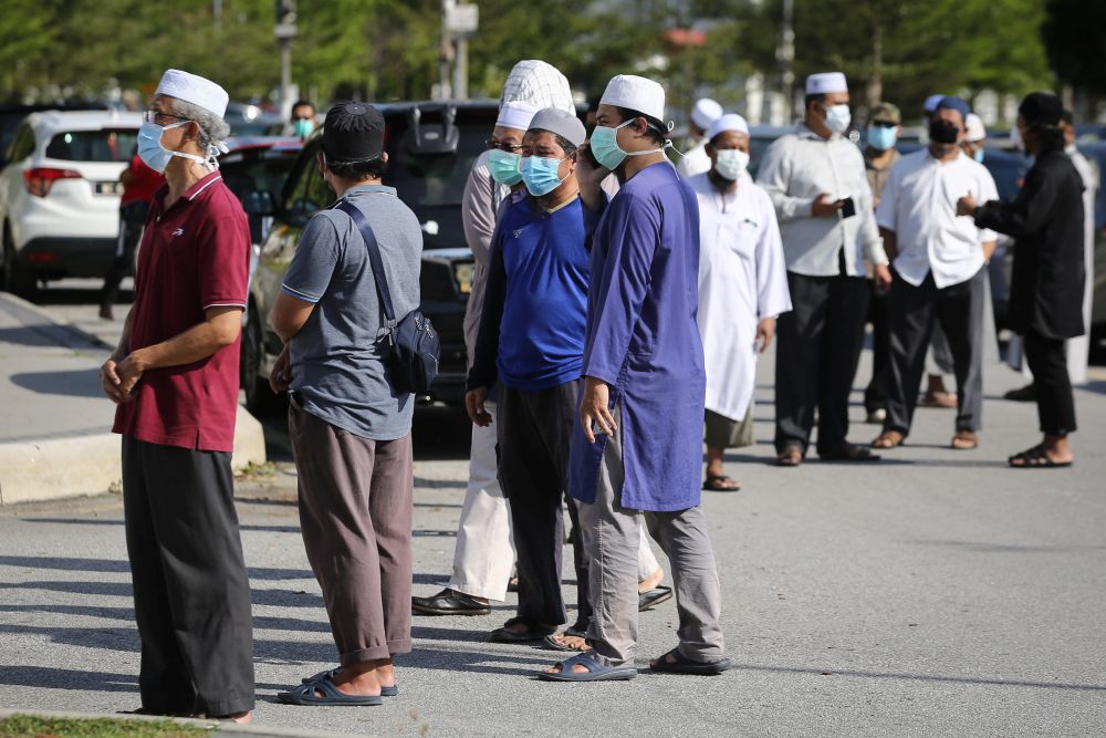 Malaysian Muslims queue in front of the Section 7 Mosque to be tested for Covid-19 in Shah Alam March 26, 2020. u00e2u20acu201d Picture by Yusof Mat Isa