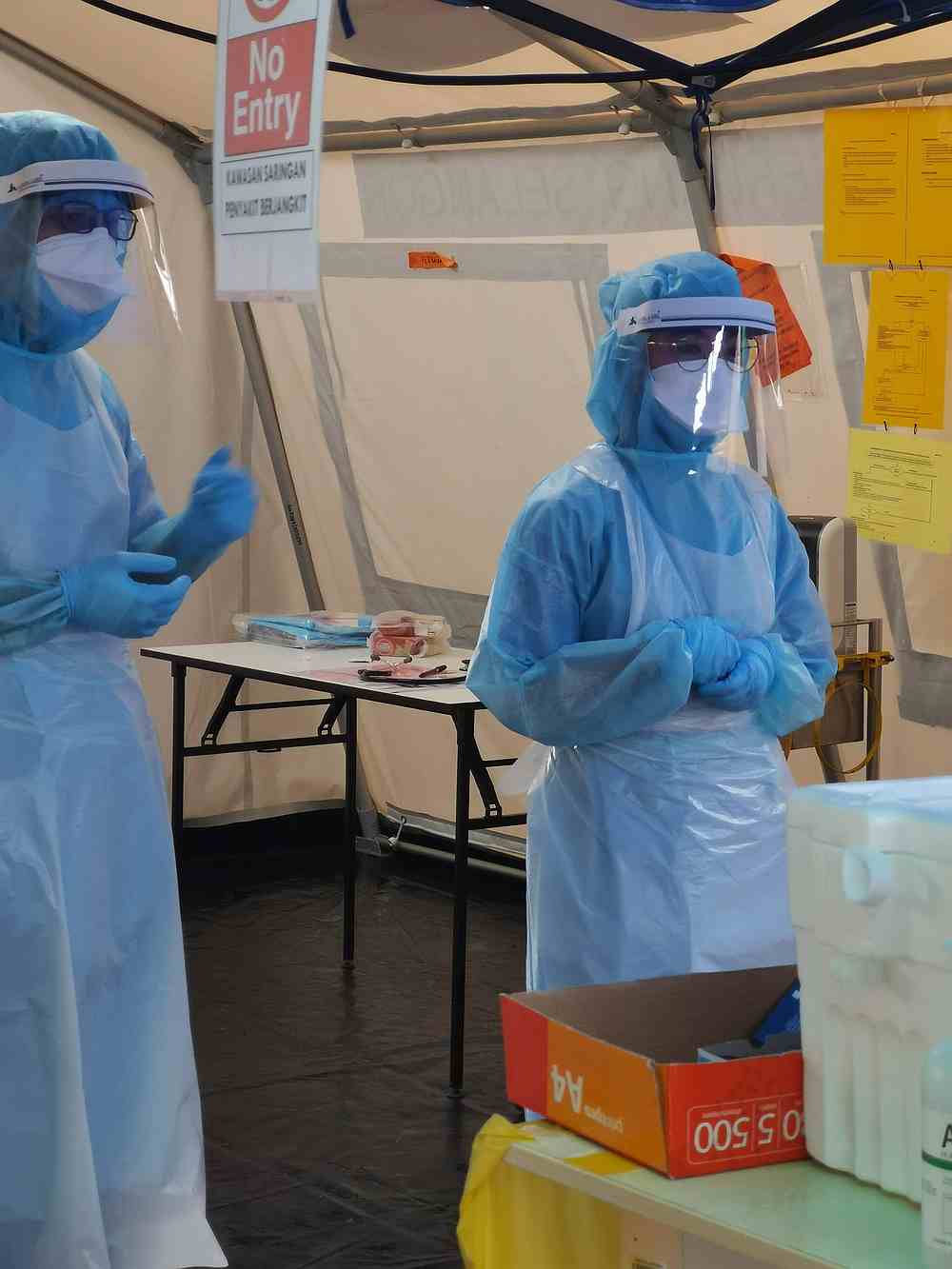 Dr Ferwahn says many of the doctors involved in the screening procedure have chosen to skip their lunch breaks to deal with the high volume of PUI. — Picture from Facebook/ferwahn.fairis