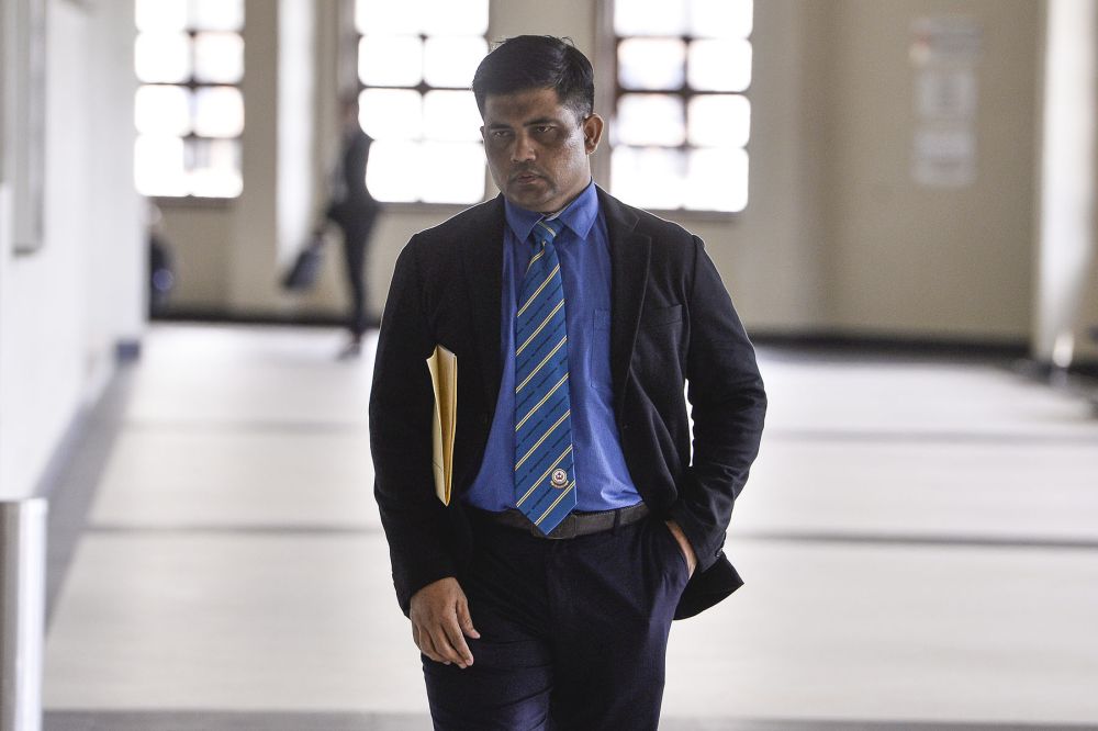 MACC investigating officer Mohd Nasharudin Amir arrives at the Kuala Lumpur High Court March 2, 2020. u00e2u20acu201d Picture by Meira Zulyana