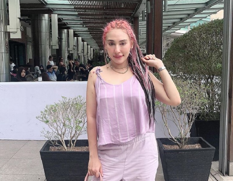 Pelakon Zarina Anjoulie mengkritik golongan artis yang hidup mewah namun meminta bantuan kerajaan. u00e2u20acu201d Foto ihsan Twitter/anjoulievocah1