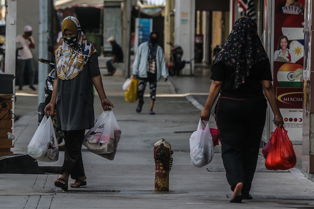 People shop for their essential goods at the Chow Kit market during the movement control order (MCO) in Kuala Lumpur April 5, 2020. u00e2u20acu201d Picture by Firdaus Latif