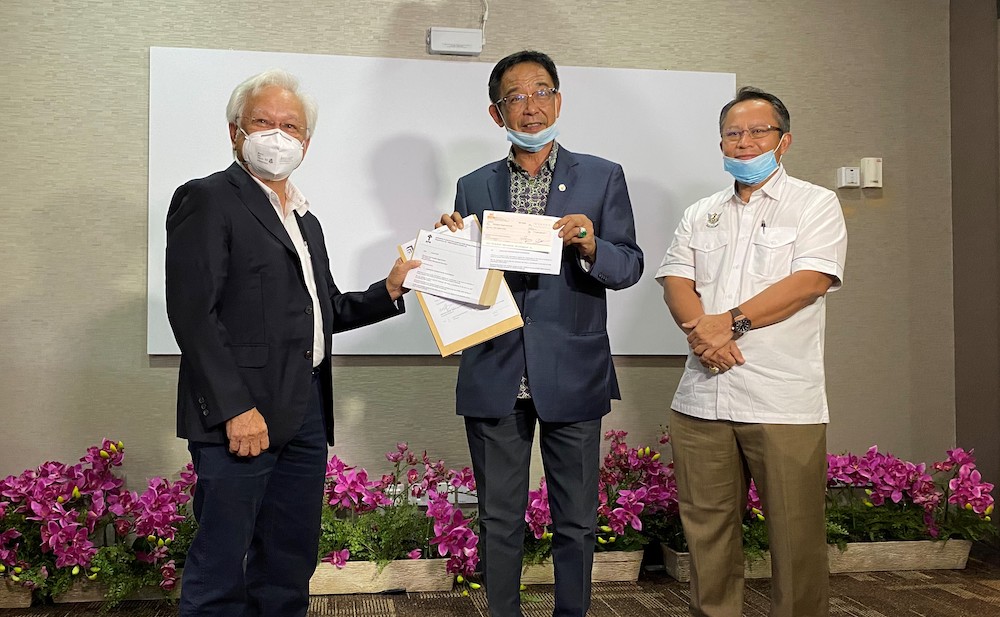 Tan Ann Group of Companies and Naim Group of Companies chairman Datuk Amar Hamid Sepawi (left) handing over the RM3.5 million in donations to state Tourism, Arts and Culture Minister Datuk Karim Rahman Hamzah, April 7, 2020. u00e2u20acu201d Picture courtesy of Sarawa