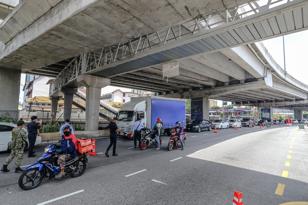 Police and Armed Forces personnel conduct checks on vehicles during a roadblock on Jalan Pahang in Kuala Lumpur April 15, 2020. u00e2u20acu201d Picture by Firdaus Latif