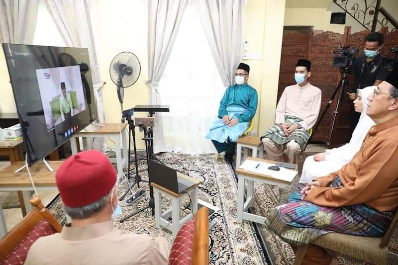 Pernikahan secara sidang video pertama kali diadakan selepas mendapat kebenaran Jawi. u00e2u20acu201d Foto ihsan Facebook/Mohd Ajib