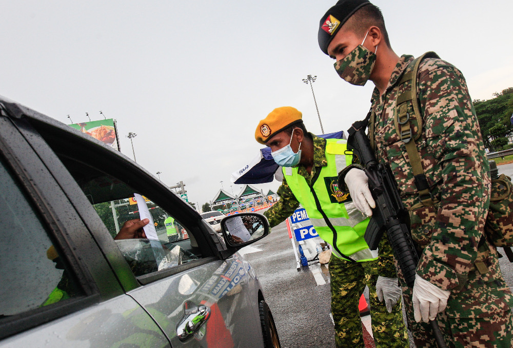 Policemen along with Army and RELA personnel join forces to man roadblocks near the Penang Bridge Toll Plaza April 3, 2020. u00e2u20acu201d Picture by Sayuti Zainudin