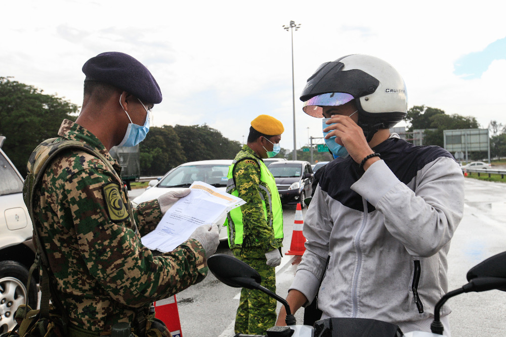 Policemen along with Army and RELA personnel join forces to man roadblocks near the Penang Bridge Toll Plaza April 3, 2020. u00e2u20acu201d Picture by Sayuti Zainudin