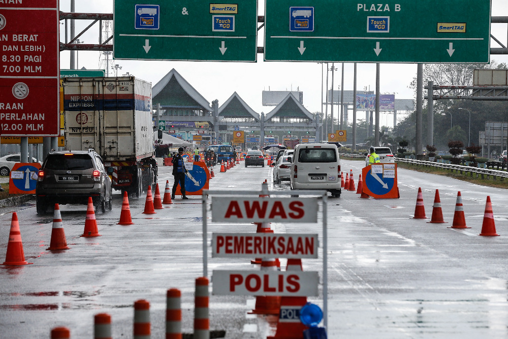 Policemen along with Army and RELA personnel join forces to man roadblocks near the Penang Bridge Toll Plaza April 3, 2020. u00e2u20acu201d Picture by Sayuti Zainudin