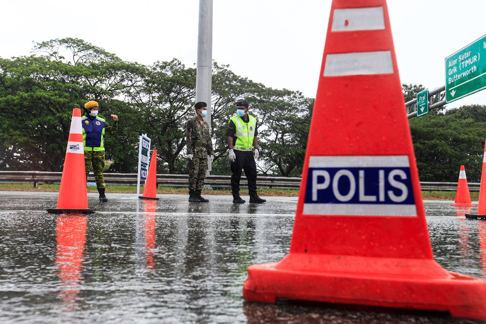 Policemen along with Army and RELA personnel join forces to man roadblocks near the Penang Bridge Toll Plaza April 3, 2020. u00e2u20acu201d Picture by Sayuti Zainudin