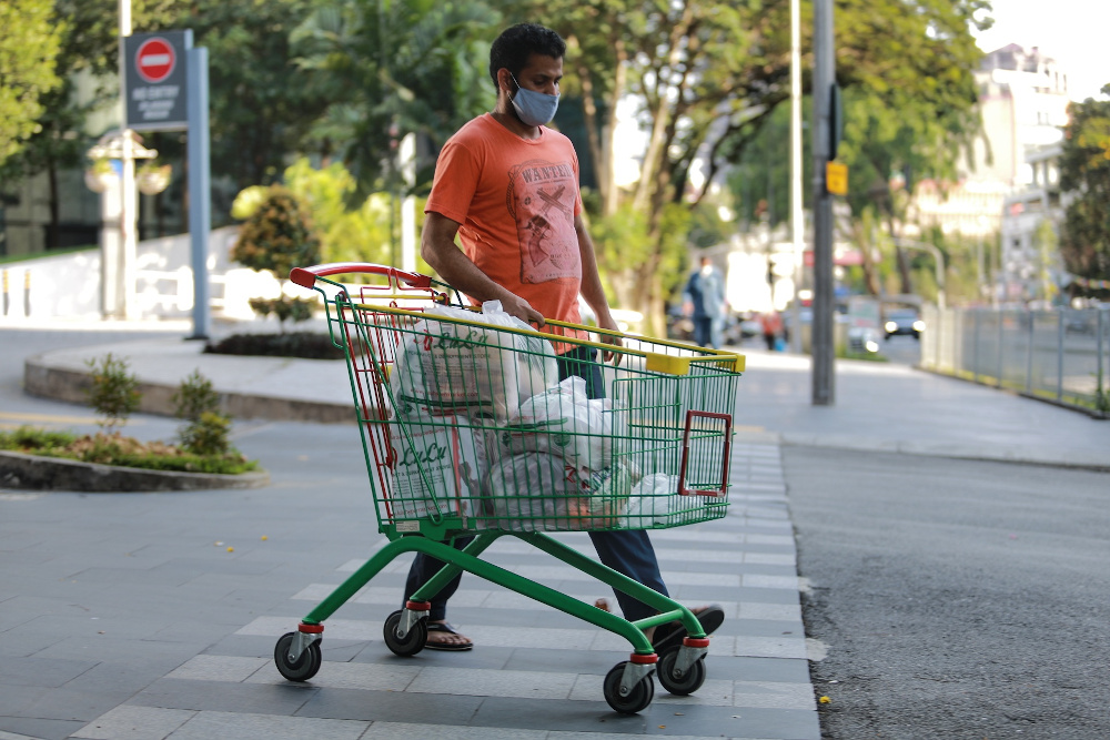 A man pushes a shopping cart filled with groceries in Kuala Lumpur April 9, 2020. u00e2u20acu201d Picture by Ahmad Zamzahuri 