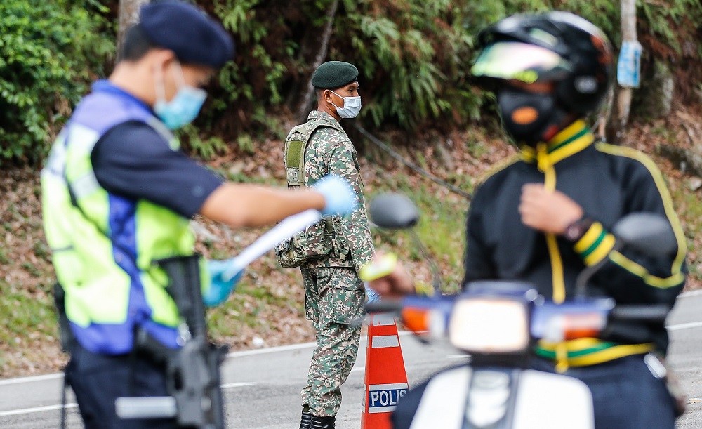 Police and Army personnel join forces to man the roadblocks at the entrance and exits to Balik Pulau at Jalan Tun Sardon in Penang April 10, 2020. u00e2u20acu201d Picture by Sayuti Zainudin