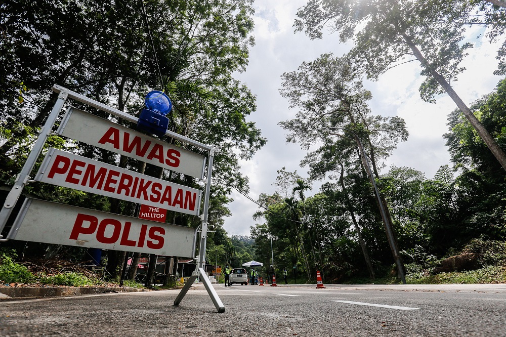 Policemen and Army personnel join forces to man the roadblocks at the entrance and exits to Balik Pulau at Jalan Tun Sardon in Penang April 10, 2020. u00e2u20acu201d Picture by Sayuti Zainudin