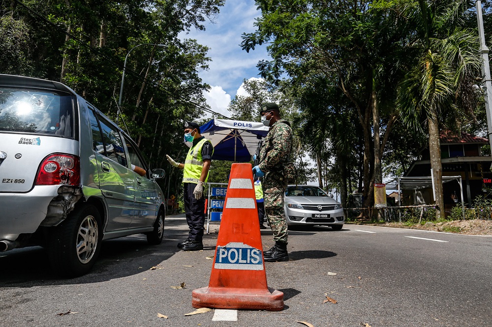 Policemen and Army personnel join forces to man the roadblocks at the entrance and exits to Balik Pulau at Jalan Tun Sardon in Penang April 10, 2020. u00e2u20acu201d Picture by Sayuti Zainudin
