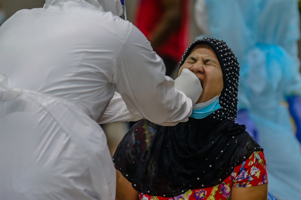 Health workers in protective suits are seen conducting Covid-19 testing in Kuala Lumpur April 12, 2020. u00e2u20acu201d Picture by Firdaus Latif 