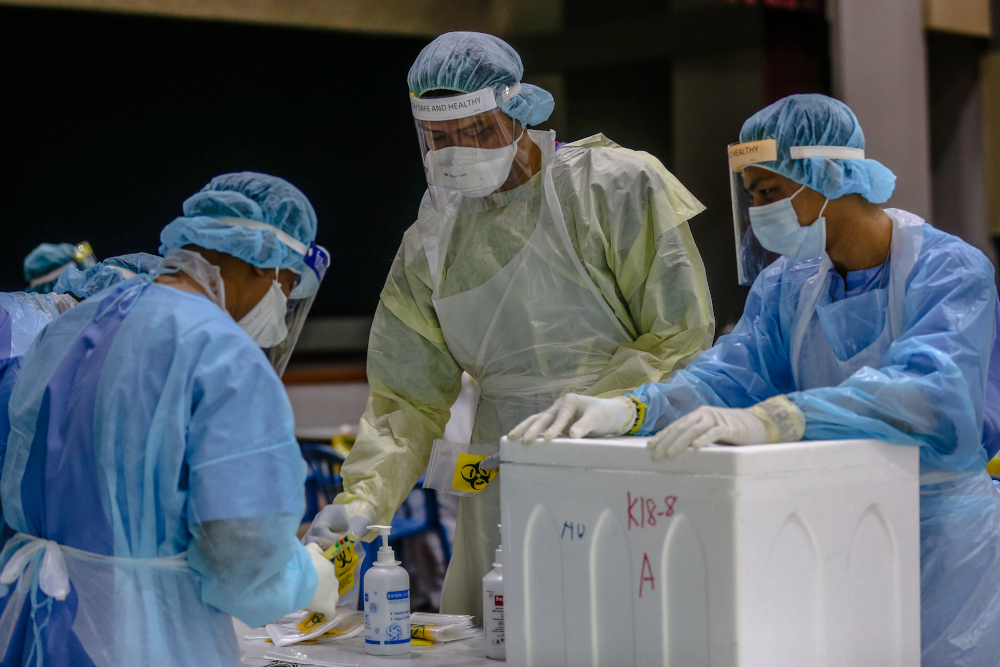 Health workers in protective suits are seen conducting Covid-19 testing in Kuala Lumpur April 12, 2020. u00e2u20acu201d Picture by Firdaus Latif 