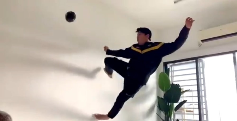 Real football stunts by these Malaysian football addicts caught the attention of many online. u00e2u20acu201dPicture via Twitter/@ABGKYO