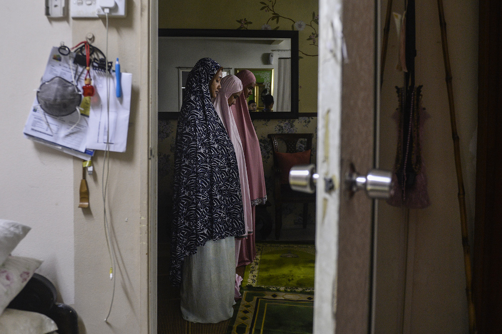 A family performs tarawih prayer at home a day before Ramadan during movement control order (MCO) in Puchong April 23, 2020. u00e2u20acu201d Picture by Miera Zulyana 