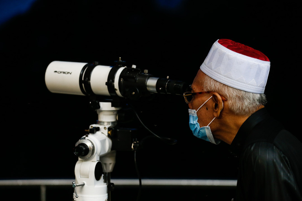 Penang Mufti Datuk Seri Wan Salim Wan Mohd Noor uses a telescope to sight the new moon at Pusat Falak Pantai Aceh, Balik Pulau April 23, 2020. u00e2u20acu201d Picture by Sayuti Zainudin