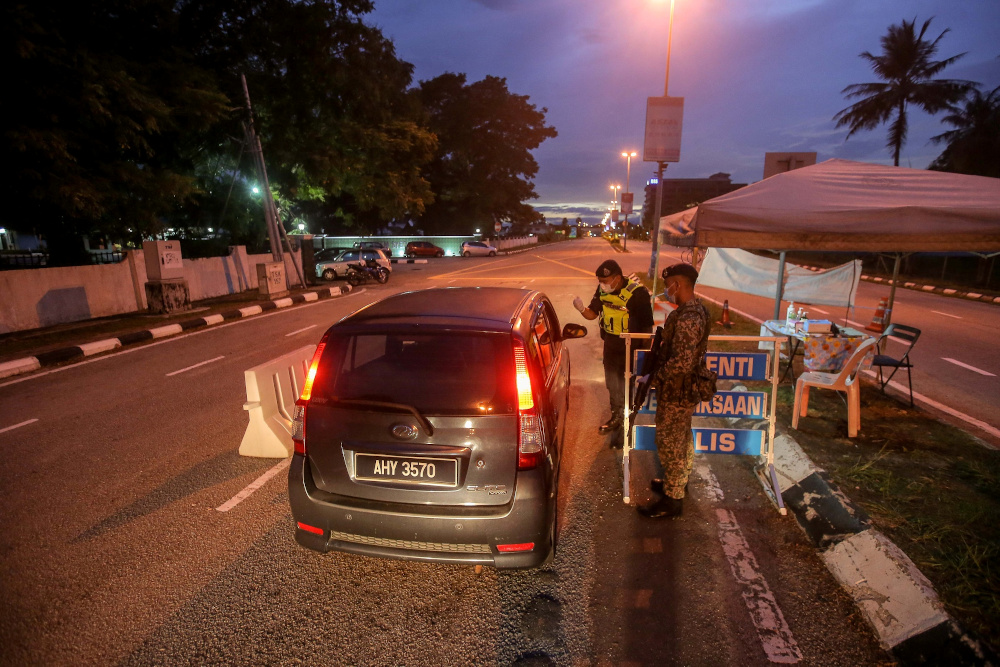 Police and army activity at a roadblock during movement control order (MCO) April 24, 2020. u00e2u20acu201d Picture by Farhan Najib 