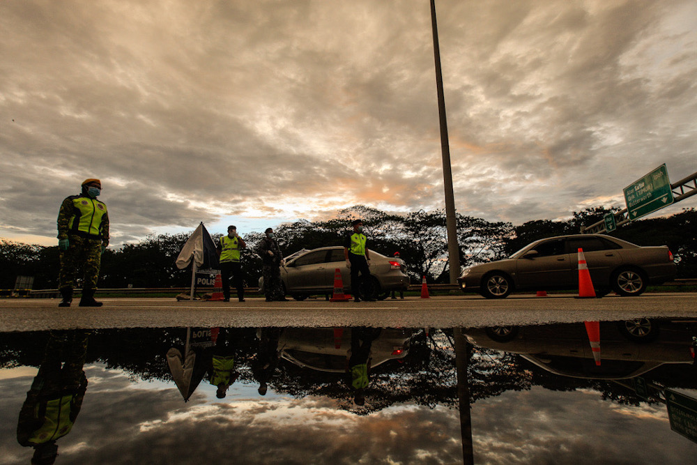 Police and armed forces personnel inspect vehicles going through the roadblock during the movement control order in Penang April 24, 2020. u00e2u20acu201d Picture by Sayuti Zainudin