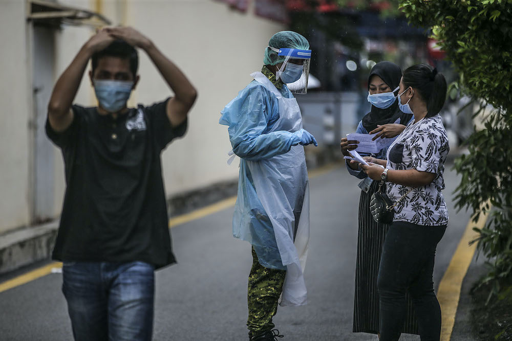 Raja Bot market traders undergoing screening and a swab test at the market, April 30, 2020. — Picture by Hari Anggara