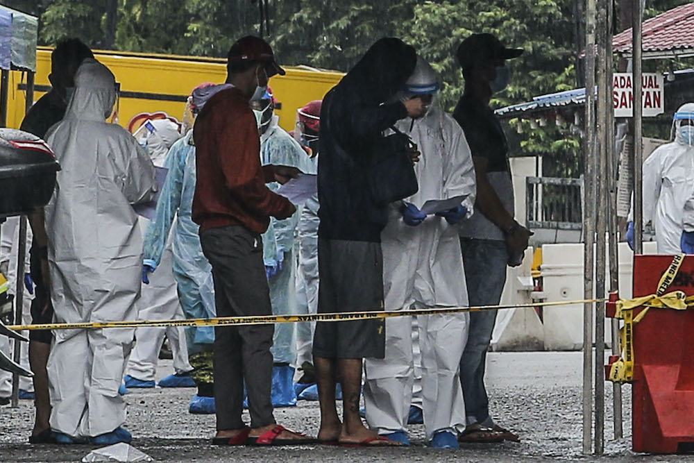Raja Bot market traders undergoing screening and a swab test at the market, April 30, 2020. u00e2u20acu201d Picture by Hari Anggara