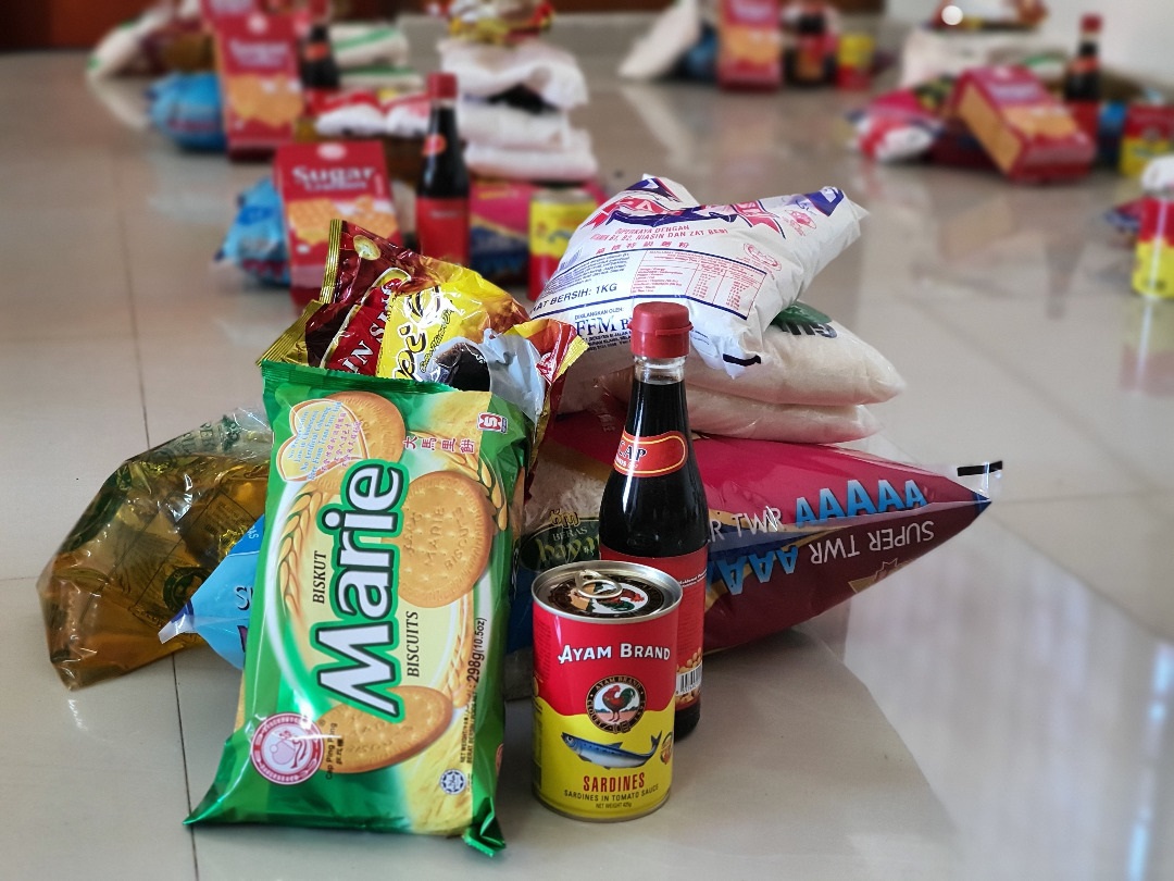 The provisions provided to the needy included basic daily necessities and cooking ingredients such as sugar, salt, cooking oil, rice and flour. ― Picture courtesy of Aiman Azahari