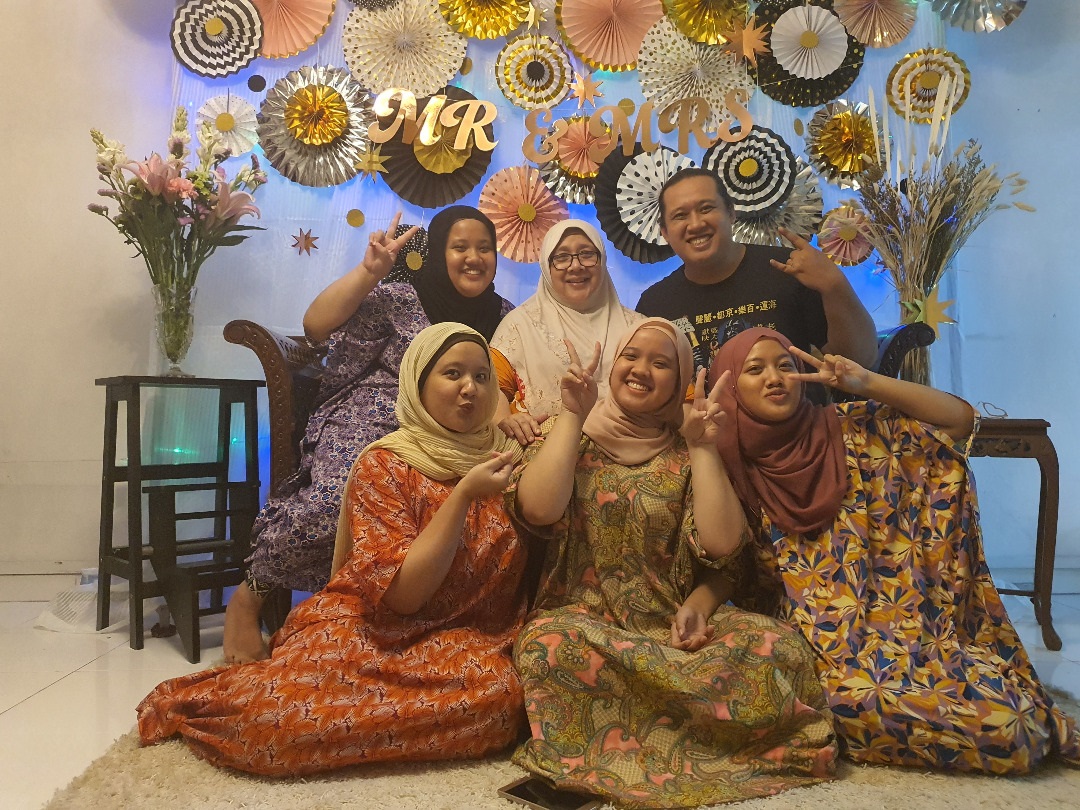 Aiman (behind, right) together with his family members banded together to distribute aid to the needy in Beserah. ― Picture courtesy of Aiman Azahari