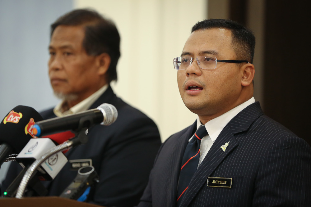 Selangor Mentri Besar Datuk Seri Amirudin Shari speaks during a press conference in Shah Alam April 1, 2020. u00e2u20acu201d Picture by Yusof Mat Isa