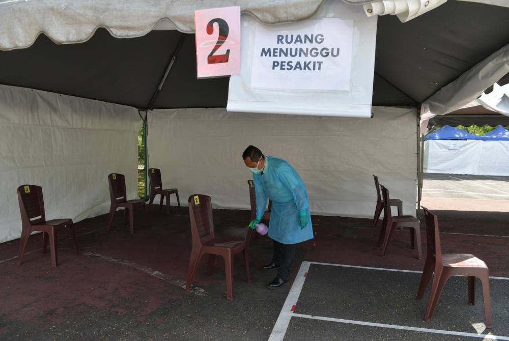A personnel performs sanitation works at Hospital Sultan Ismail in Johor Baru April 2, 2020. u00e2u20acu2022 Bernama pic