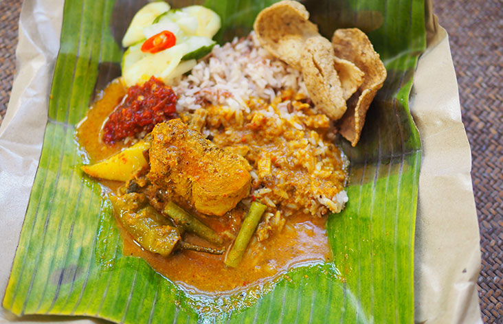 The 'nasi dagang' has a slight nutty taste and came with 'ikan tongkol' curry and 'sambal belacan'