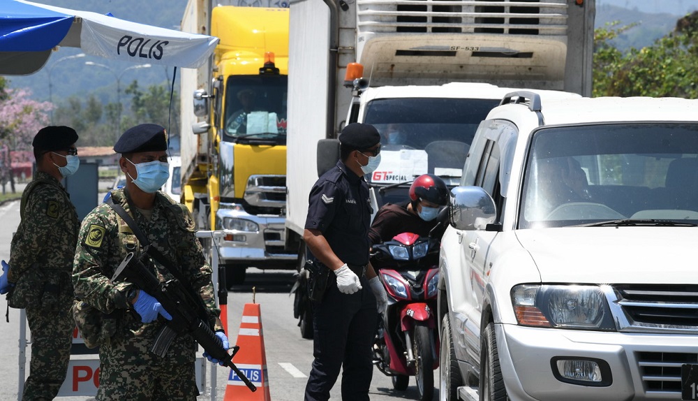 Army and police personnel conducting roadblock checks during the movement control order in Kota Kinabalu April 18, 2020. u00e2u20acu201d Bernama pic