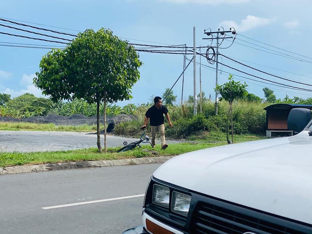 Fendi cycled over a kilometre to catch on to Yunizamu00e2u20acu2122s distribution van to ask for food for his family. u00e2u20acu201d Photo courtesy of Facebook/ Abam Botakn