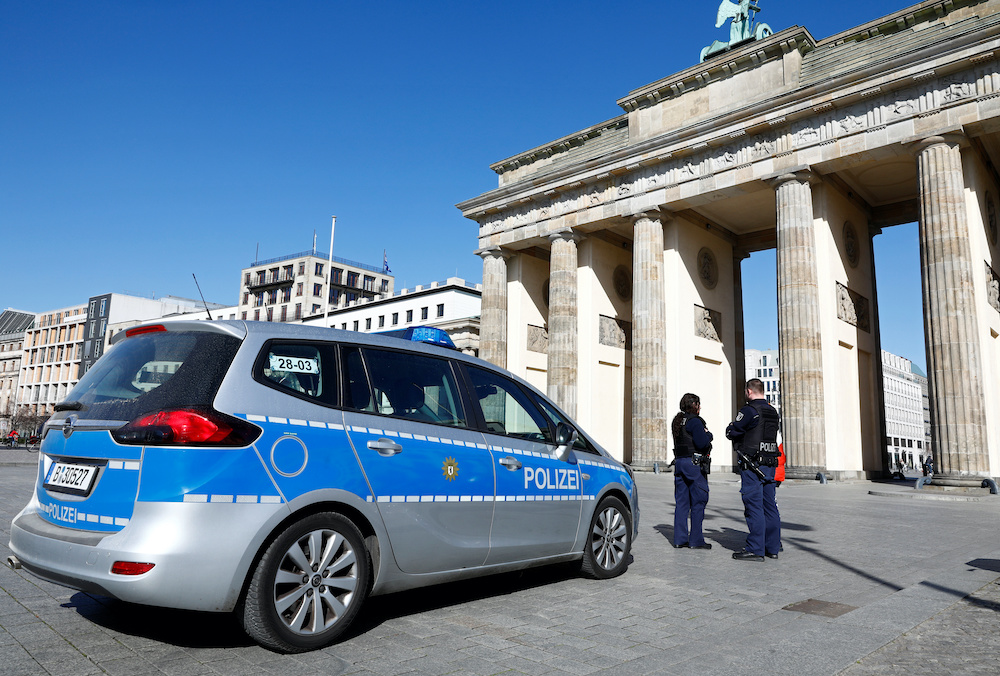 Police officers stand in front of Brandenburg Gate during the coronavirus disease (Covid-19) outbreak in Berlin, Germany, April 4, 2020. u00e2u20acu201d Reuters picnn