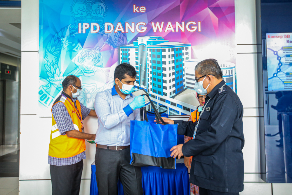Bangladesh High Commission representative, Farid Ahmed (left) giving the contribution to City One residents at IPD Dang Wangi April 15, 2020. u00e2u20acu201d Picture by Hari Anggara