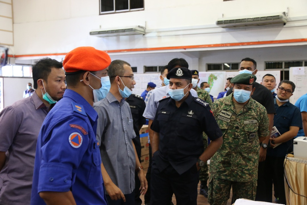 Johor police chief Datuk Ayob Khan Mydin Pitchay (centre) being briefed on the situation during his visit to the two areas in Simpang Renggam that are under the enhanced movement control order April 1, 2020. u00e2u20acu201d Picture courtesy of Johor Police