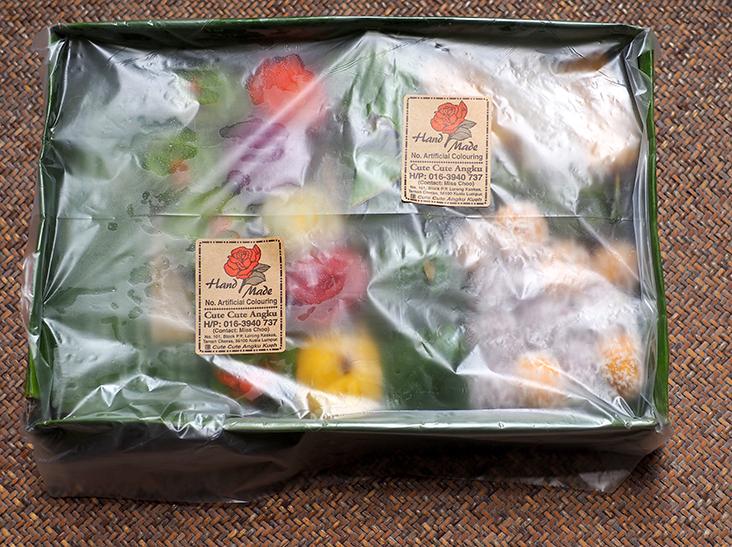 The packaging is clever as they repurpose the bottom of a cardboard box with banana leaves and a plastic sheet.