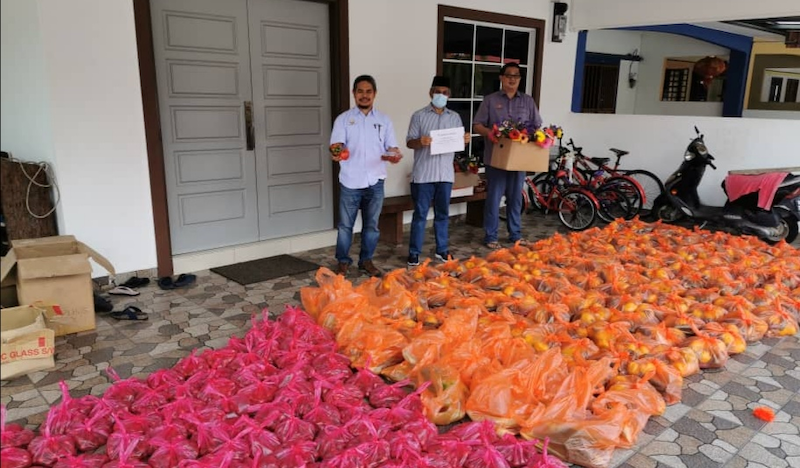 Frontliners in Lumut getting free vegetables thanks to the Lumut MP service center under the constituency's barter trade system. -- Photo courtesy of Loh Eng Soon