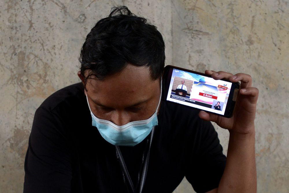 People watching and listening to the prime ministeru00e2u20acu2122s live telecast in Kuala Lumpur on April 06,2020. u00e2u20acu201d Picture by Miera Zulyana