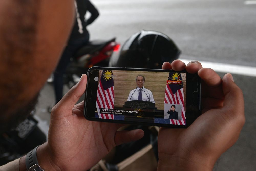 People watching and listening to the prime ministeru00e2u20acu2122s live telecast in Kuala Lumpur on April 06,2020. u00e2u20acu201d Picture by Miera Zulyana
