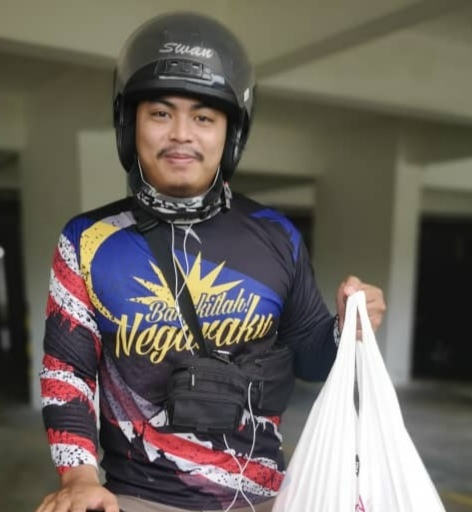 Delivery rider Muhammad Akmal Syukri Fadilah does not have money to assist the people during movement control order. Instead, he offers his services to help the community. u00e2u20acu2022 Picture courtesy of Muhammad Akmal Syukri Fadilahn
