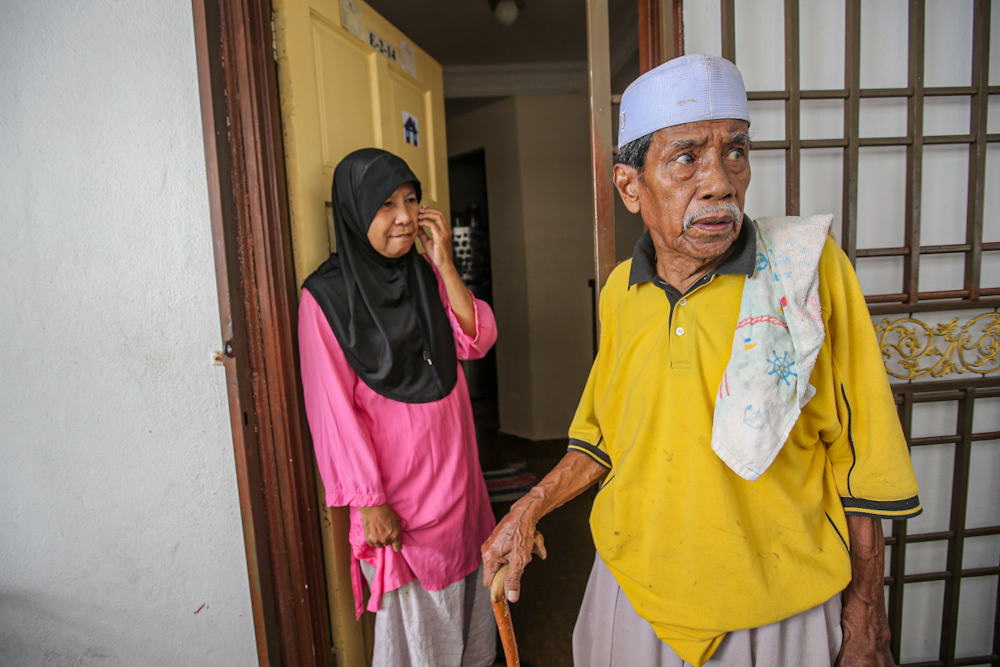 Norayni and her husband Zauniddin Mat Noor are struggling to buy basic needs as their son’s work shifts dwindle with the MCO in place. — Picture by Hari Anggara