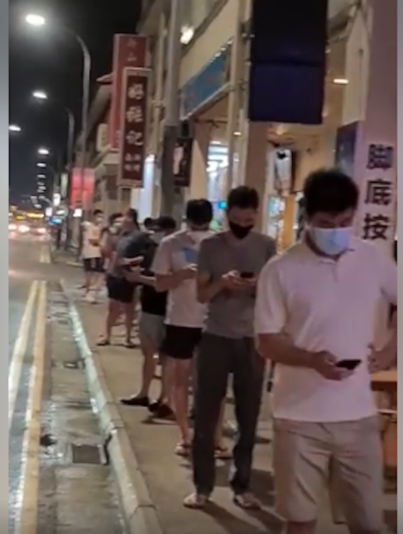 Singaporeans still adhering to social distancing while queuing up for their haircuts. — Screenshot courtesy of Facebook/ David Gan