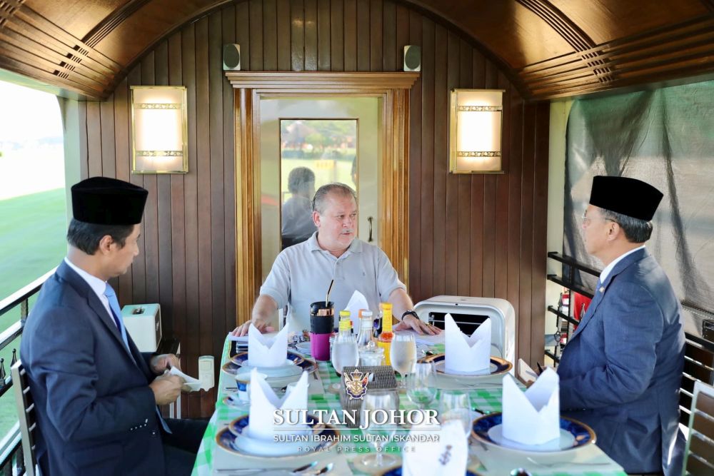 Johor Sultan Ibrahim Sultan Iskandar (centre) said the proposed 'drive-thru' Ramadan bazaar should not be implemented in the state due to the ongoing Covid-19 pandemic. u00e2u20acu201d Picture courtesy of the Royal Press Office