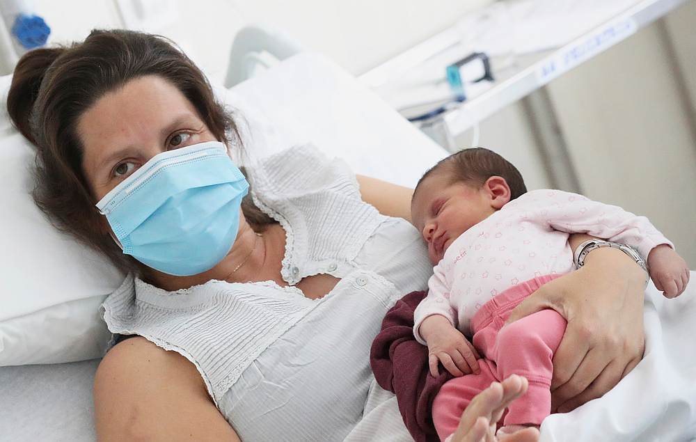 Amandine, who tested positive for Covid-19 just before giving birth, wears a protective face mask while holding her newborn daughter Mahaut at CHIREC Delta Hospital in Brussels, Belgium April 25, 2020. u00e2u20acu201d Reuters pic