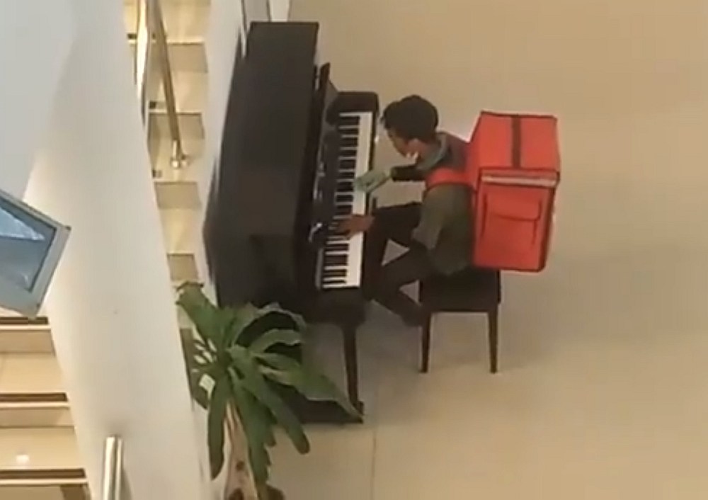 The self-taught musician learned to play the piano from YouTube videos. u00e2u20acu201d Screengrab from Twitter/@IzatYuan