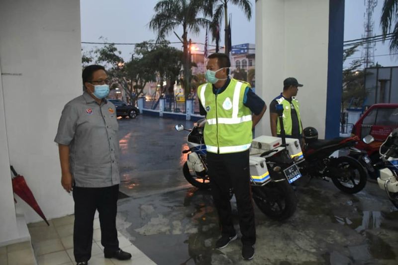 Ayub Jamil (left) said the factory in question was ordered to temporarily suspend its operations yesterday. u00e2u20acu201d Picture via Facebook 